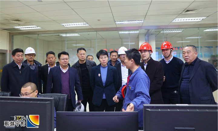 1542161574747935.jpg 2018年11月13日,汶上县委书记李志红到阳城煤电调度协调向县城供暖工作.jpg