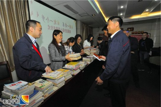 济宁能源发展集团向新疆英吉沙县中小学捐赠图书
