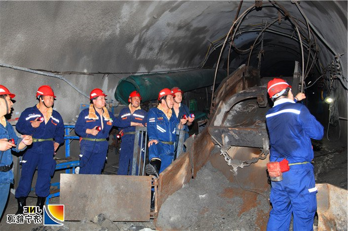 1563415009383585.jpg 6月27日-28日,集团公司安全生产标准化检查组,对义桥煤矿第二季度安全生产标准化建设情况进行了全面检查验收。该矿党委书记、矿长陈建文及有关人员参加了此次检查验收活动。.jpg