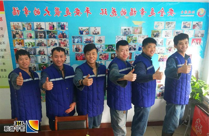 1565829164157496.jpg 2019年8月13日,阳城煤电打造“美丽阳城思政一品”--暖心行动为一线职工发放棉马甲.jpg