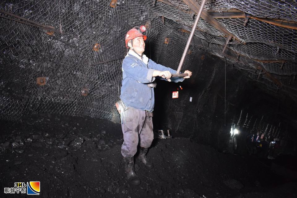 2019年11月2日，记集团公司2019年度职工技能大赛综掘机状元 陈井雷(运河煤矿 韩孝义）.jpg