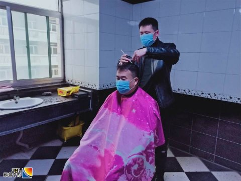 疫情防控温情不减 运河煤矿职工变身“理发师”