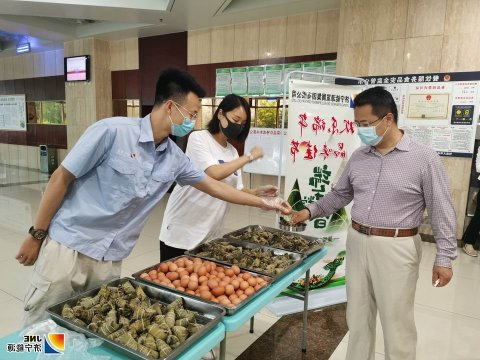 集团机关开展“欢乐端午--品位佳节”送粽子活动