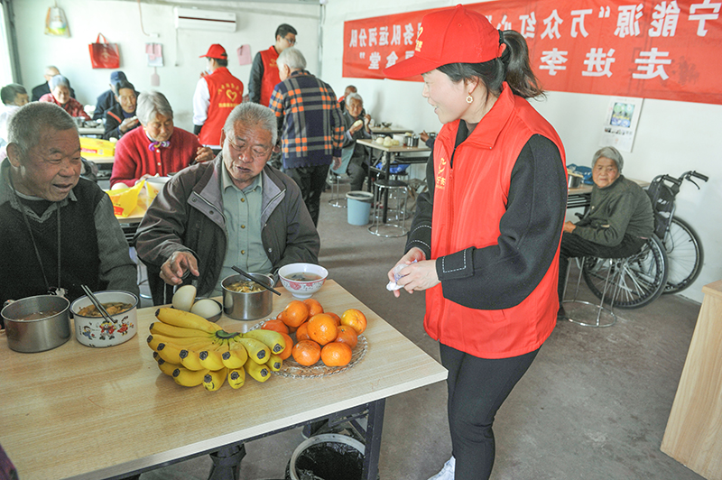 济宁能源“万众红心”志愿者服务队孤寡老人们送去温暖和关爱。.jpg