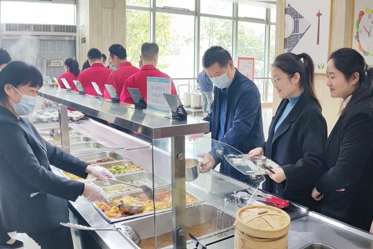 免费饭菜，吃到心里热腾腾