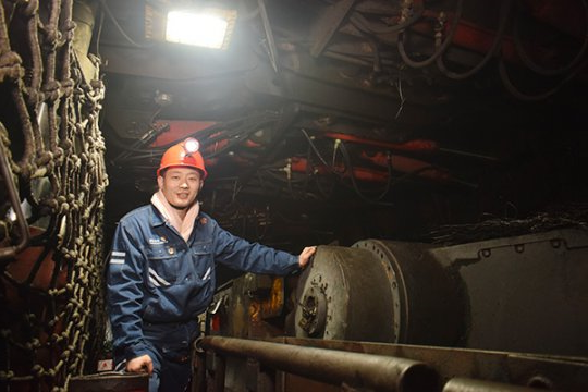 劳模故事丨平凡岗位绽放不一样的精彩——记济宁能源运河煤矿综采二区区长 徐继兵