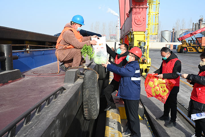 2023年1月19日，任城港航服务站与跃进港联合为船员送“节礼”（地点：跃进港 拍摄“宫铭） (1).jpg