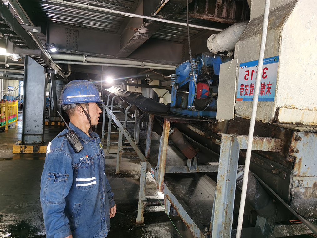 2023年5月5日，节省检修材料费用10万余元，朱家峁煤矿洗煤厂这项举措解决“撒煤成堆”难题（摄影：王永涛） (1).jpg