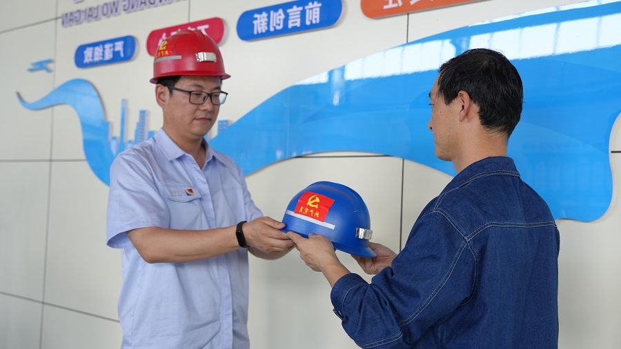 2023年5月，义桥煤矿机修厂为上岗党员配发印有共产党员字样的安全帽。（地点：义桥煤矿，拍摄：黄静）111.jpg