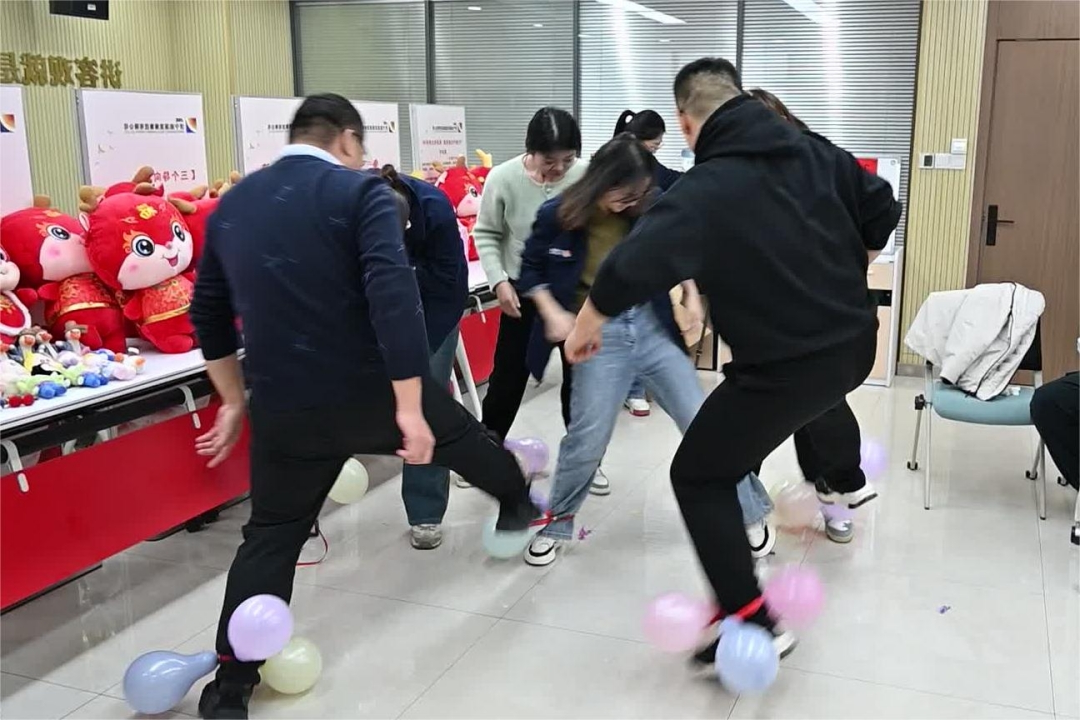 1703926699135636.jpg 踩气球2-网站.jpg