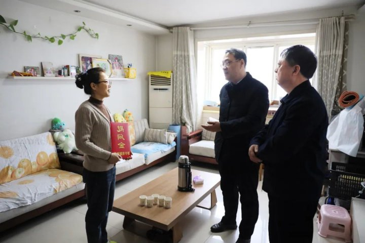 市国资委领导带队走访慰问济宁能源困难党员