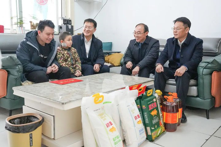 王崇景带队走访慰问困难党员和困难职工