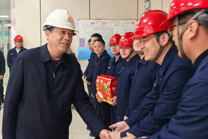 张广宇大年初一到阳城煤电看望慰问一线干部职工