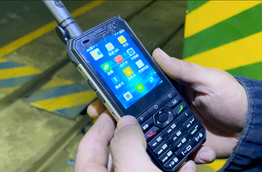 1712892583109606.png 为确保作业人员在生产现场能高效沟通,义桥煤矿为井下作业人员配备了多功能防爆智能手机。图为井下使用防爆手机 (拍摄:李超 地点:井下).png