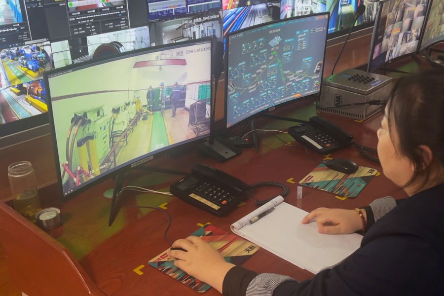 1712892595424508.png 为确保作业人员在生产现场能高效沟通, 义桥煤矿为井下作业人员配备了多功能防爆智能手机。图为井下使用防爆手机(拍摄:李超 地点:井下).png