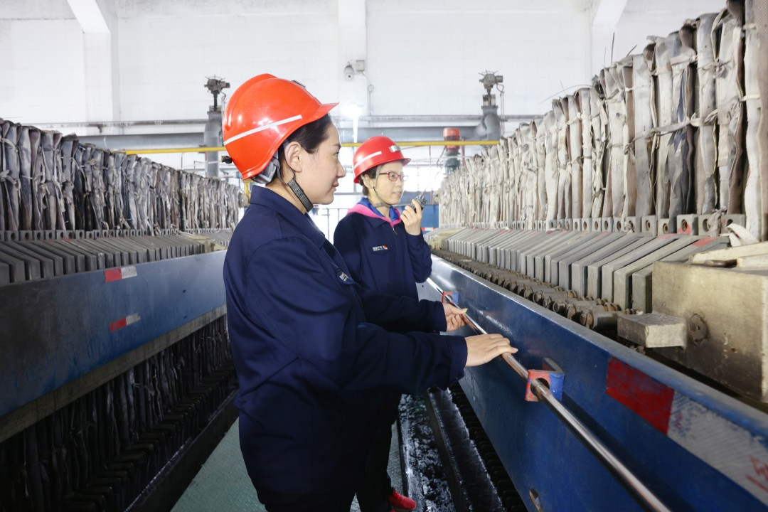 洗煤厂的奋进青年。洗煤厂 周冰凌 摄影 (1)_副本.jpg