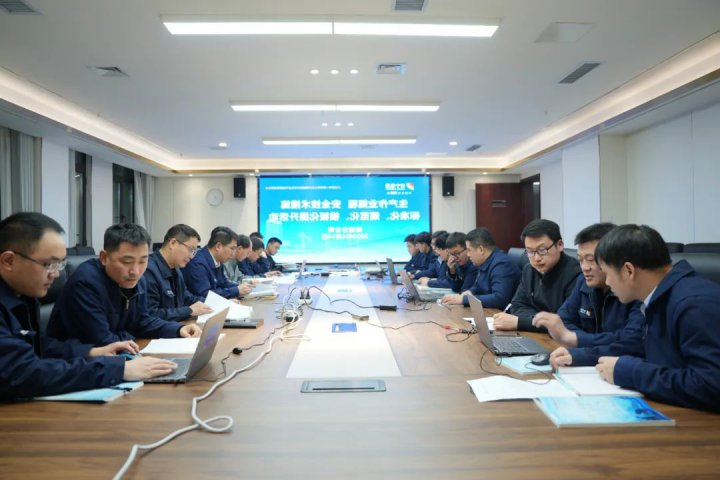 阳城二号井为技术员“开小灶”，一起对规程措施“挑挑错”