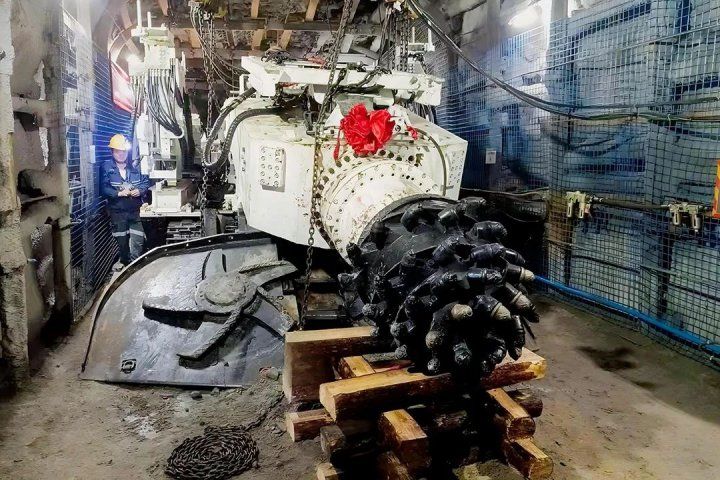 运河煤矿首台套“四位一体”集成掘锚机试运行成功