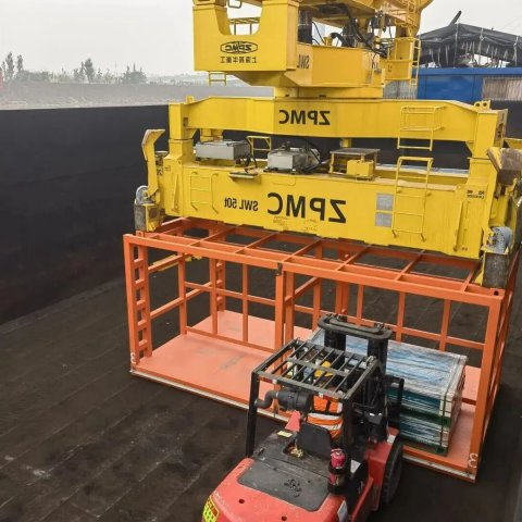 龙拱港创新光伏玻璃卸船工艺，实现安全效能双提升